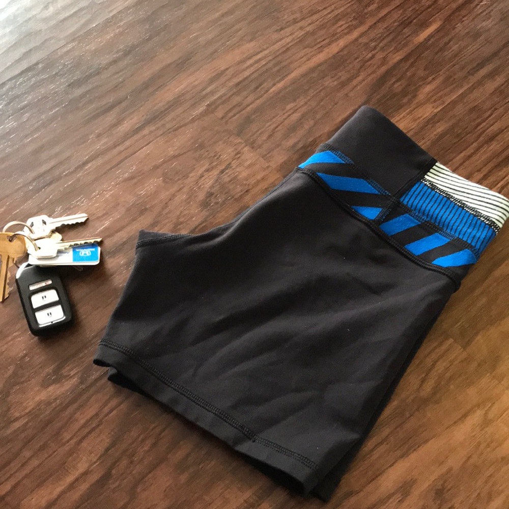 Lululemon shorts size 4 - Picture 5 of 8